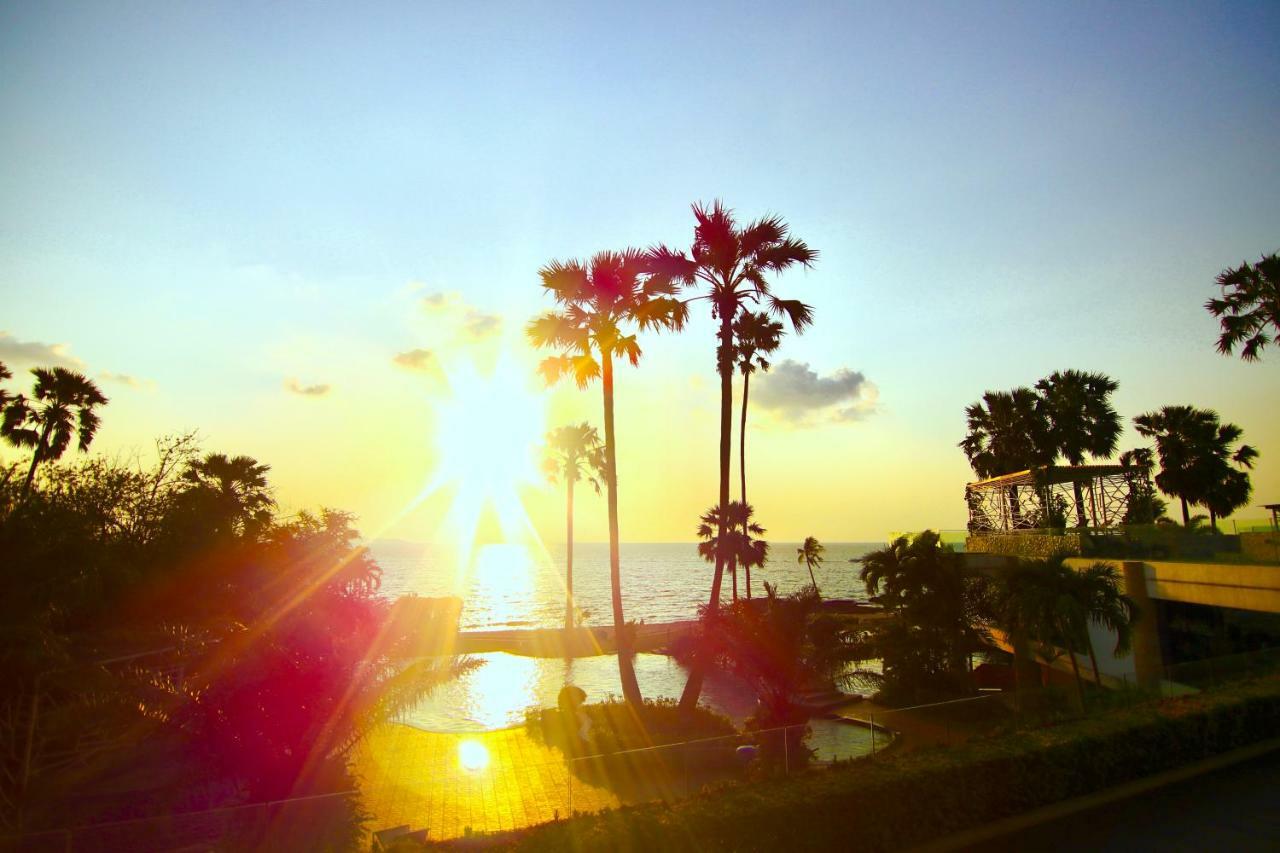 Luxurious Beachfront Pattaya Exterior foto
